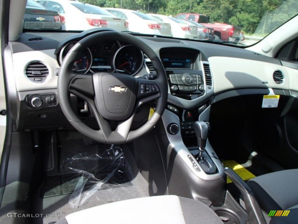 2014 Cruze LS - Champagne Silver Metallic / Jet Black/Medium Titanium photo #12