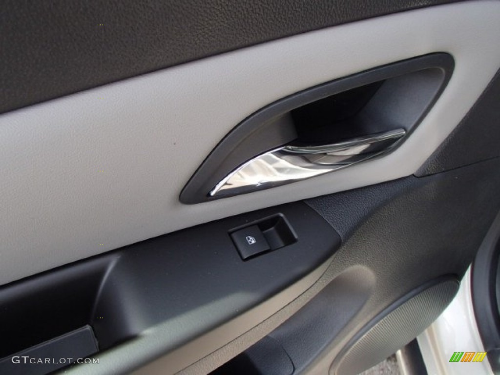 2014 Cruze LS - Champagne Silver Metallic / Jet Black/Medium Titanium photo #13