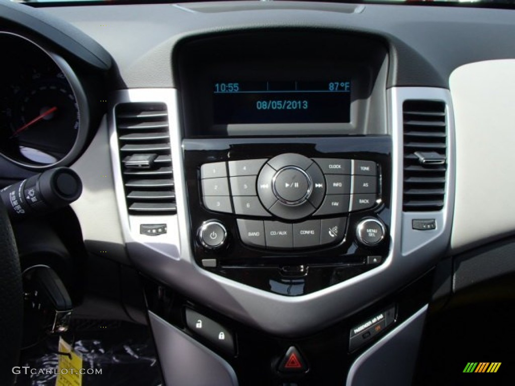 2014 Cruze LS - Champagne Silver Metallic / Jet Black/Medium Titanium photo #15