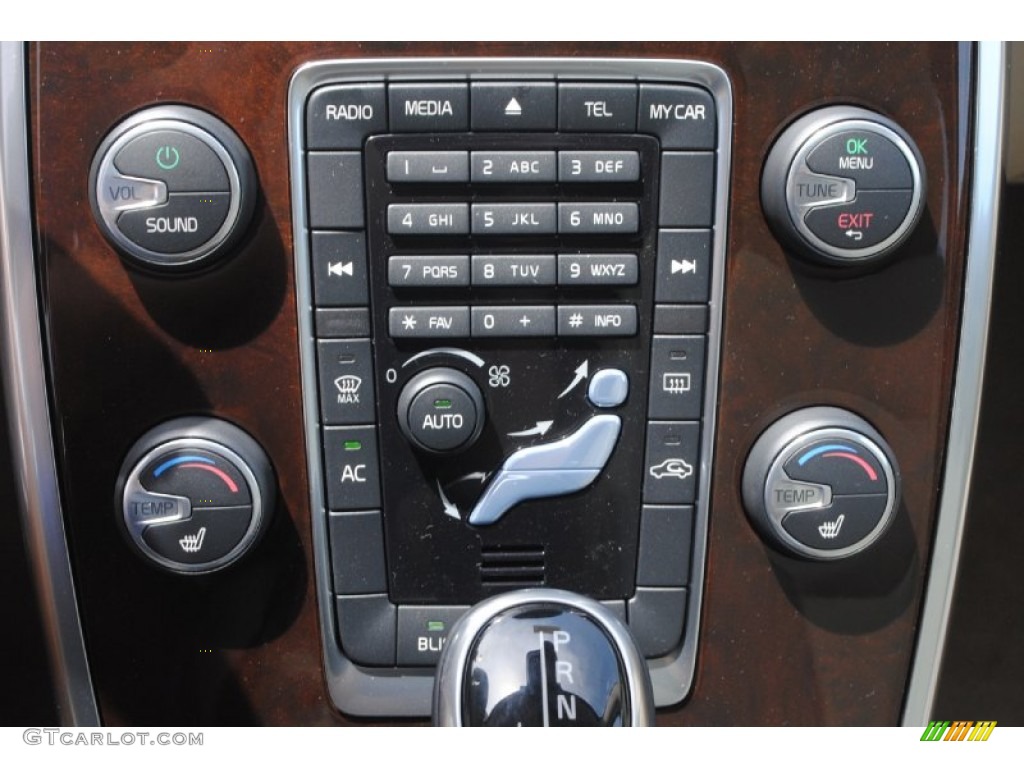 2014 Volvo XC70 3.2 Controls Photos