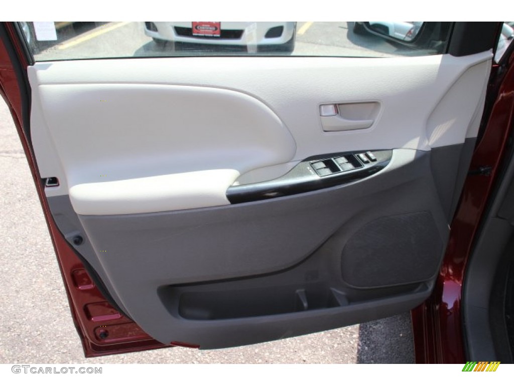 2011 Sienna LE - Salsa Red Pearl / Light Gray photo #6