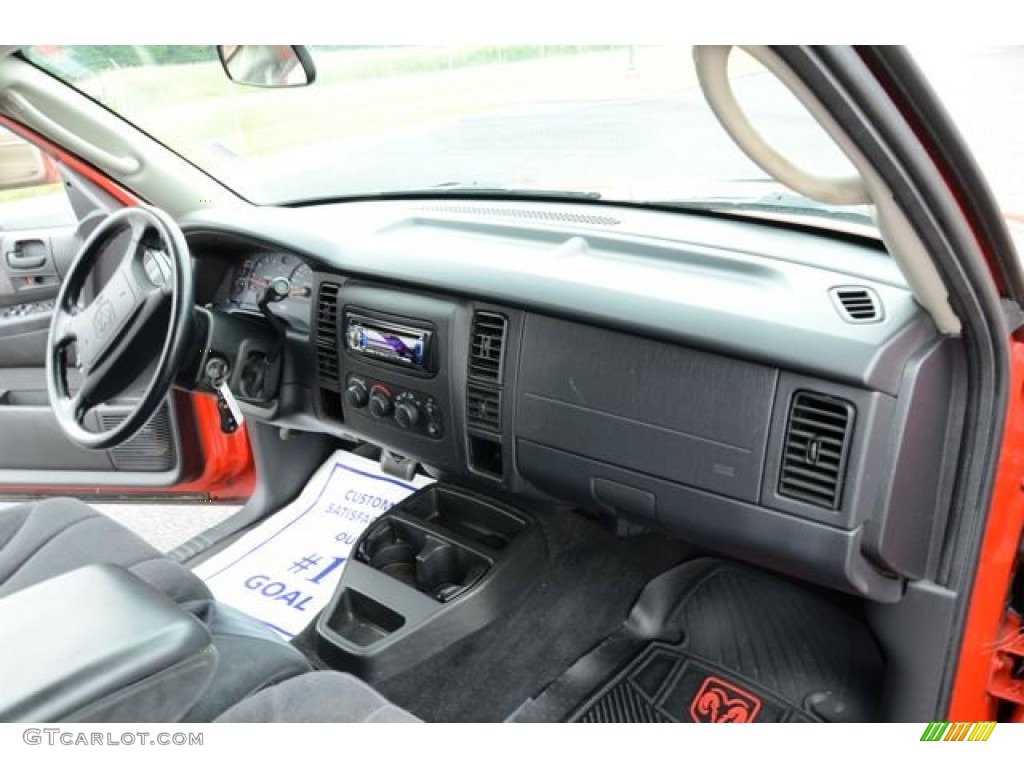 2004 Dakota SLT Quad Cab - Flame Red / Dark Slate Gray photo #17