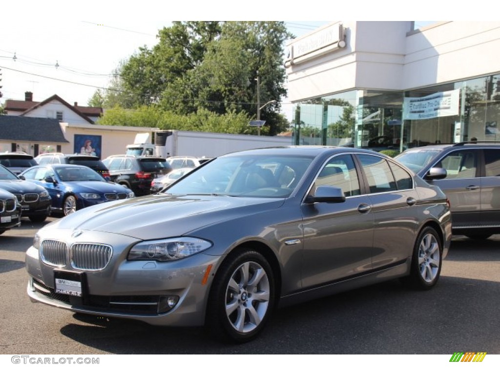 2013 5 Series 550i Sedan - Space Gray Metallic / Black photo #1