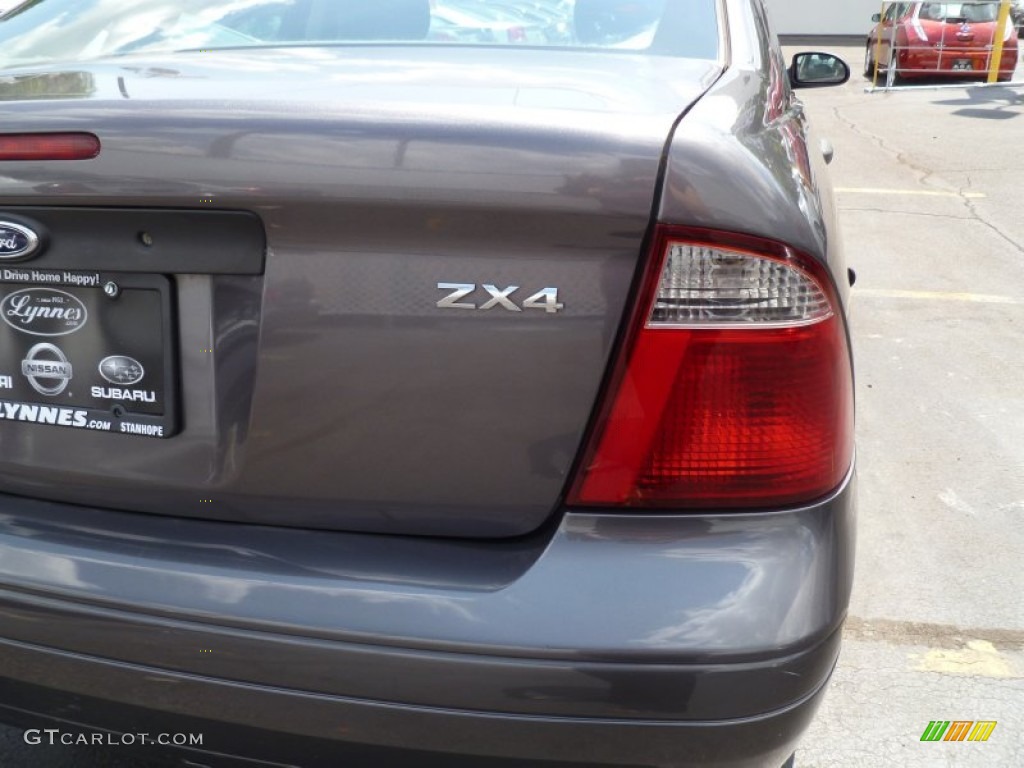 2005 Focus ZX4 SE Sedan - Liquid Grey Metallic / Dark Flint/Light Flint photo #6