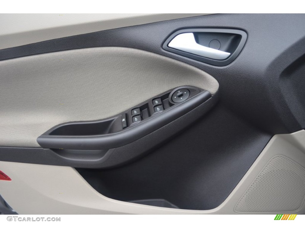 2014 Ford Focus SE Hatchback Medium Light Stone Door Panel Photo #84340182