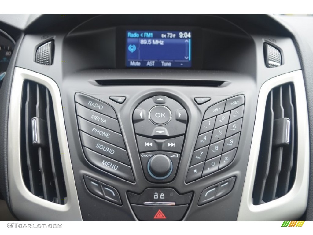 2014 Ford Focus SE Hatchback Controls Photo #84340353