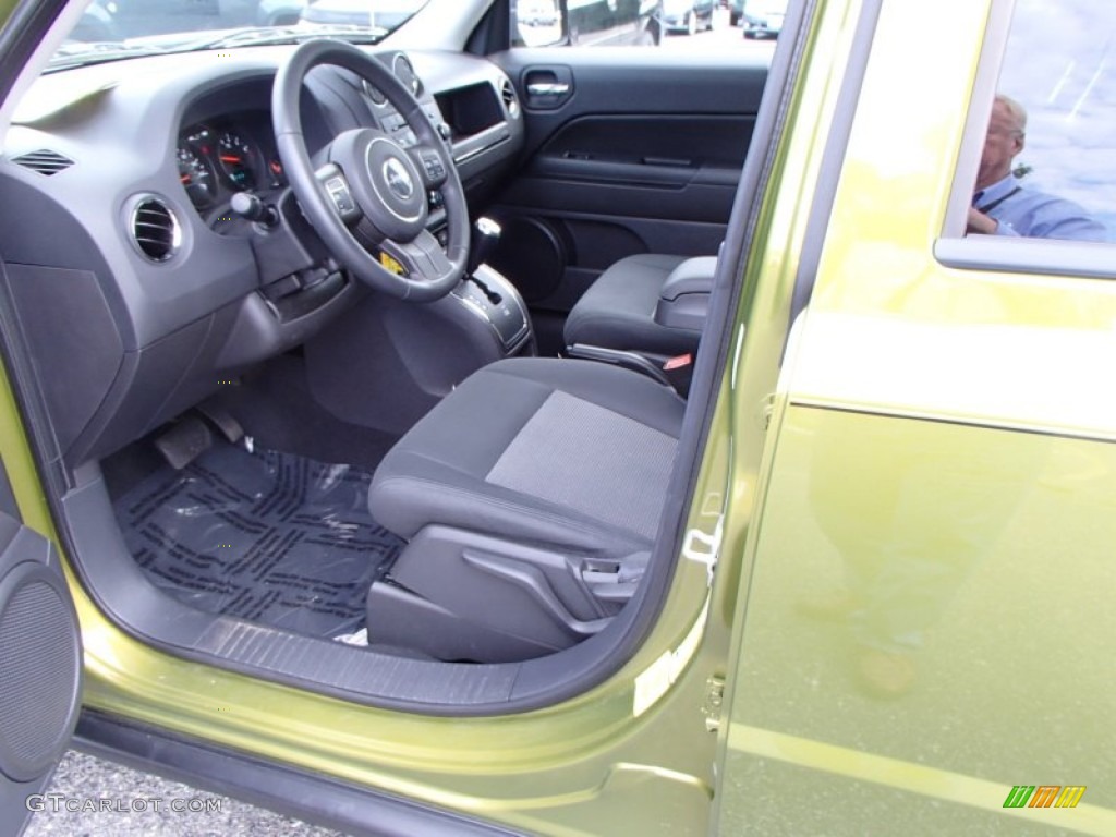2012 Patriot Latitude - Rescue Green Metallic / Dark Slate Gray photo #10