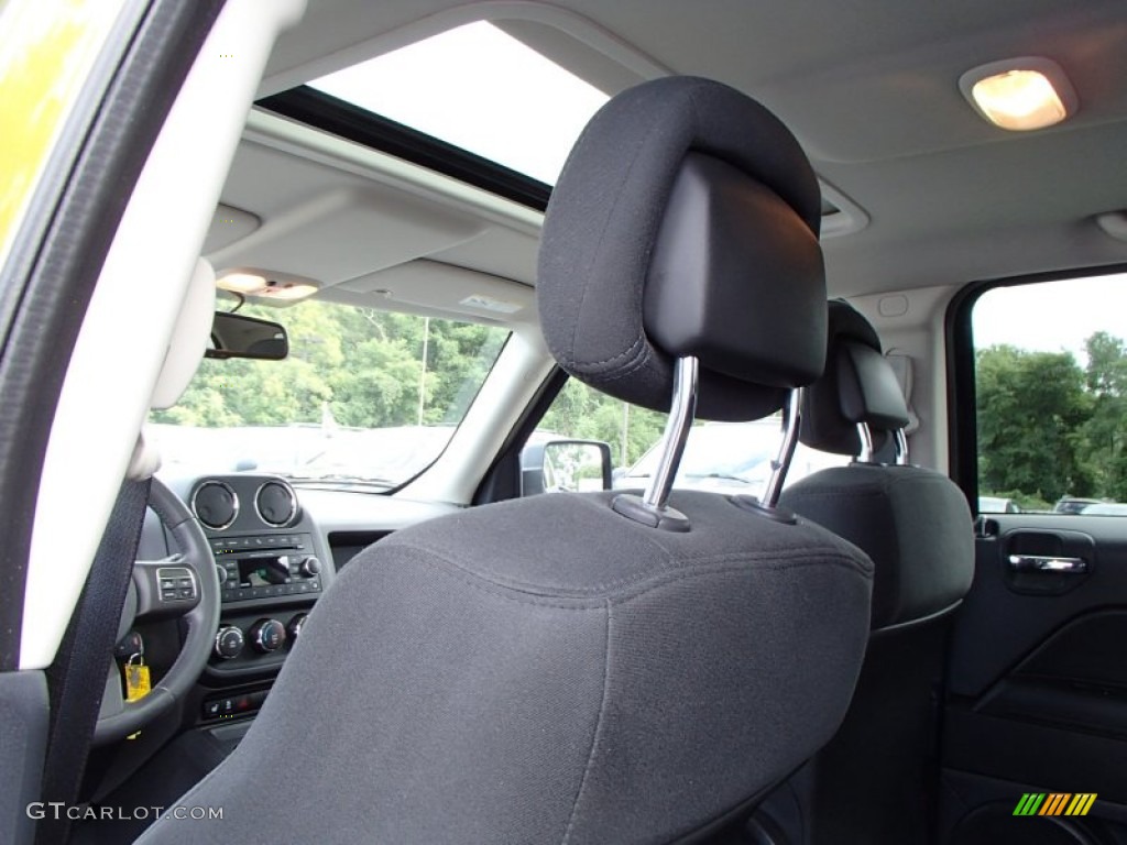 2012 Patriot Latitude - Rescue Green Metallic / Dark Slate Gray photo #12