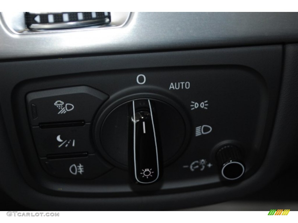 2014 Audi S8 quattro S Controls Photo #84383742