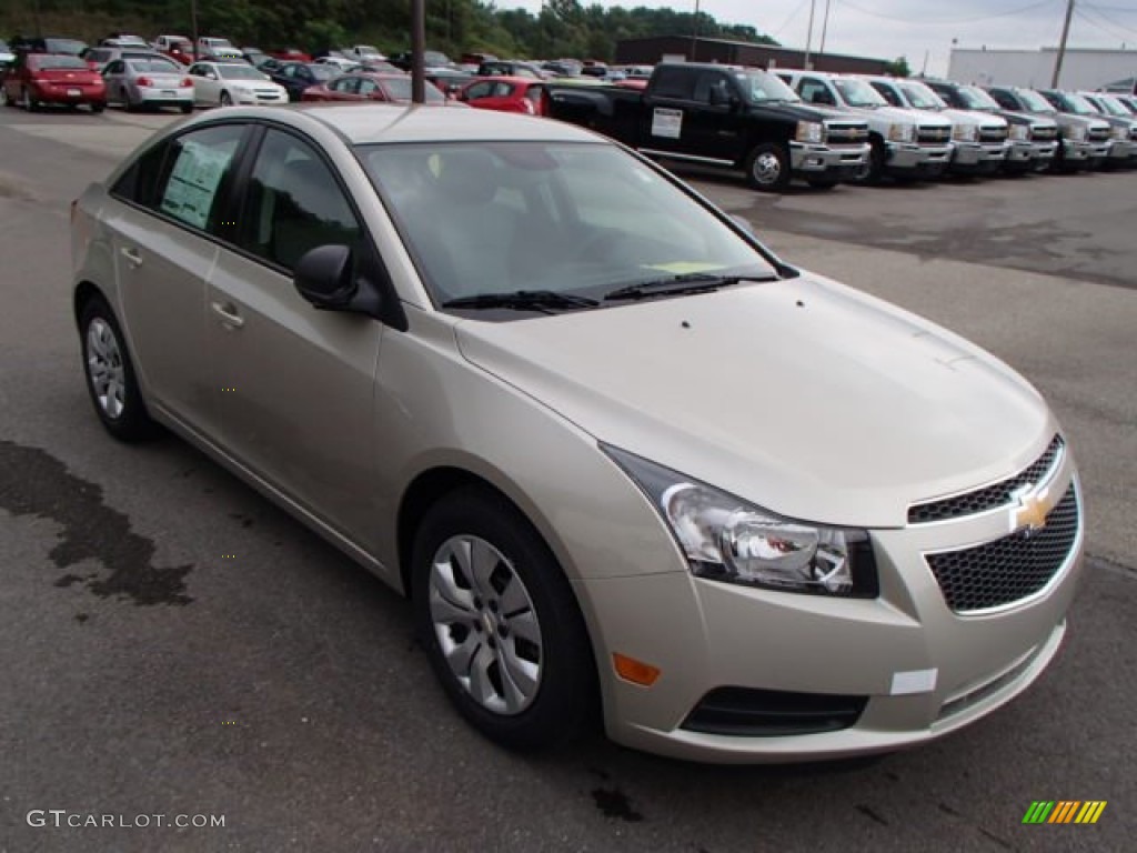 2014 Cruze LS - Champagne Silver Metallic / Jet Black/Medium Titanium photo #2