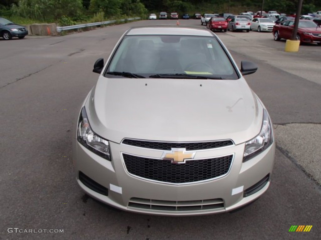 2014 Cruze LS - Champagne Silver Metallic / Jet Black/Medium Titanium photo #3