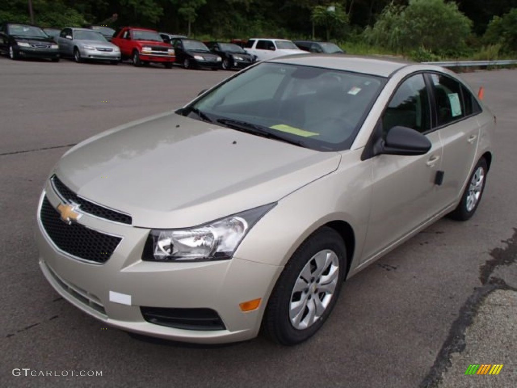 2014 Cruze LS - Champagne Silver Metallic / Jet Black/Medium Titanium photo #4
