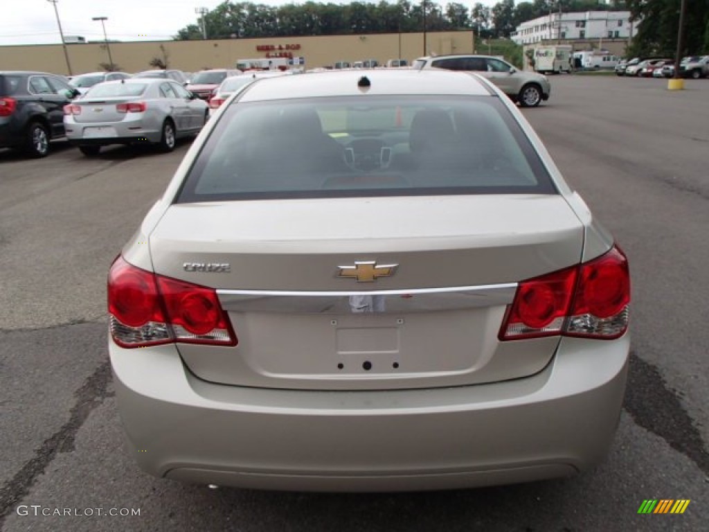 2014 Cruze LS - Champagne Silver Metallic / Jet Black/Medium Titanium photo #7