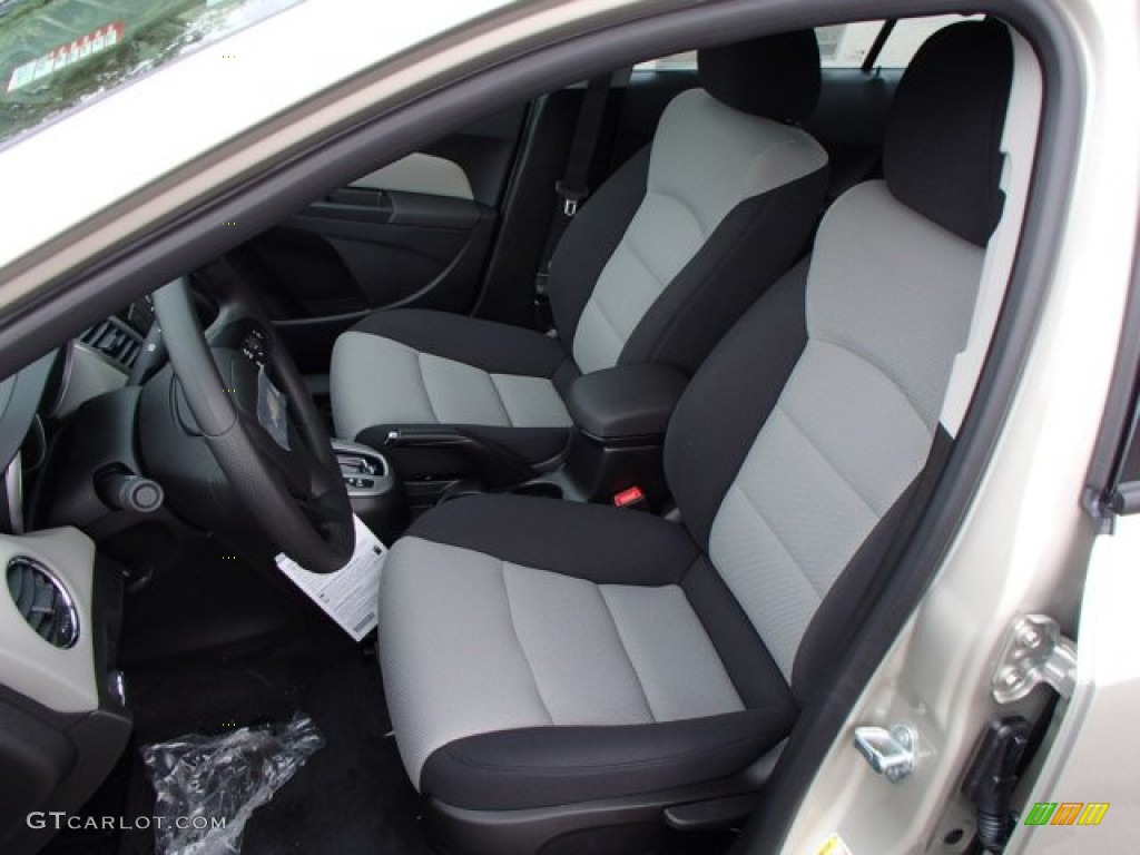 2014 Cruze LS - Champagne Silver Metallic / Jet Black/Medium Titanium photo #10