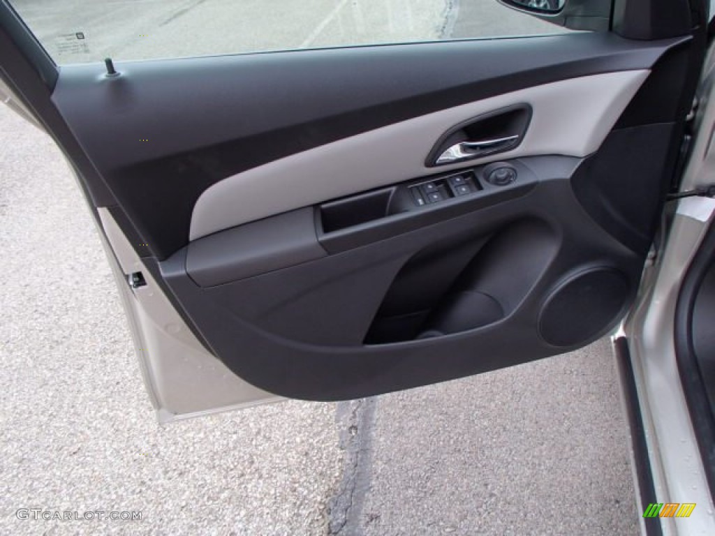 2014 Cruze LS - Champagne Silver Metallic / Jet Black/Medium Titanium photo #11