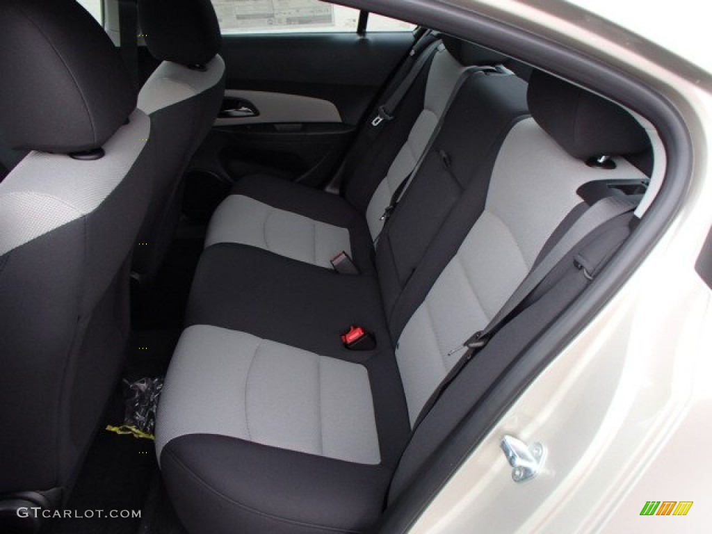 2014 Cruze LS - Champagne Silver Metallic / Jet Black/Medium Titanium photo #12