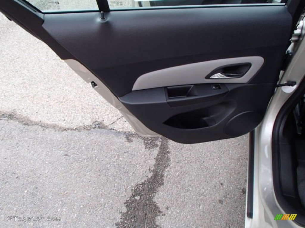 2014 Cruze LS - Champagne Silver Metallic / Jet Black/Medium Titanium photo #13