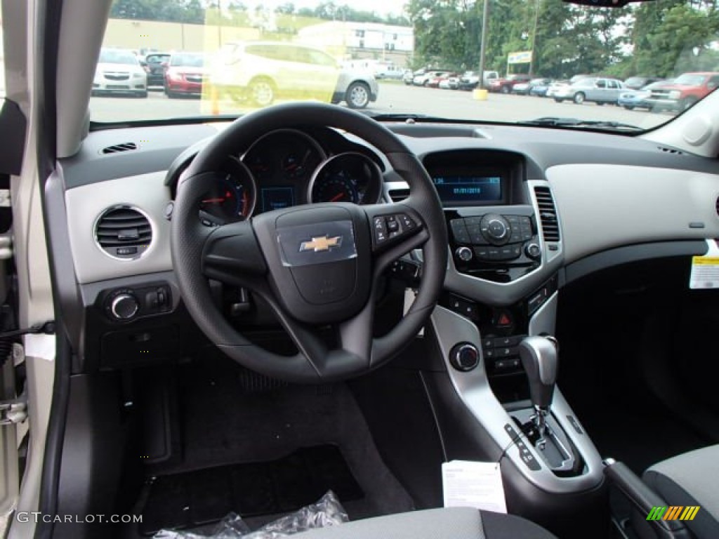 2014 Cruze LS - Champagne Silver Metallic / Jet Black/Medium Titanium photo #14