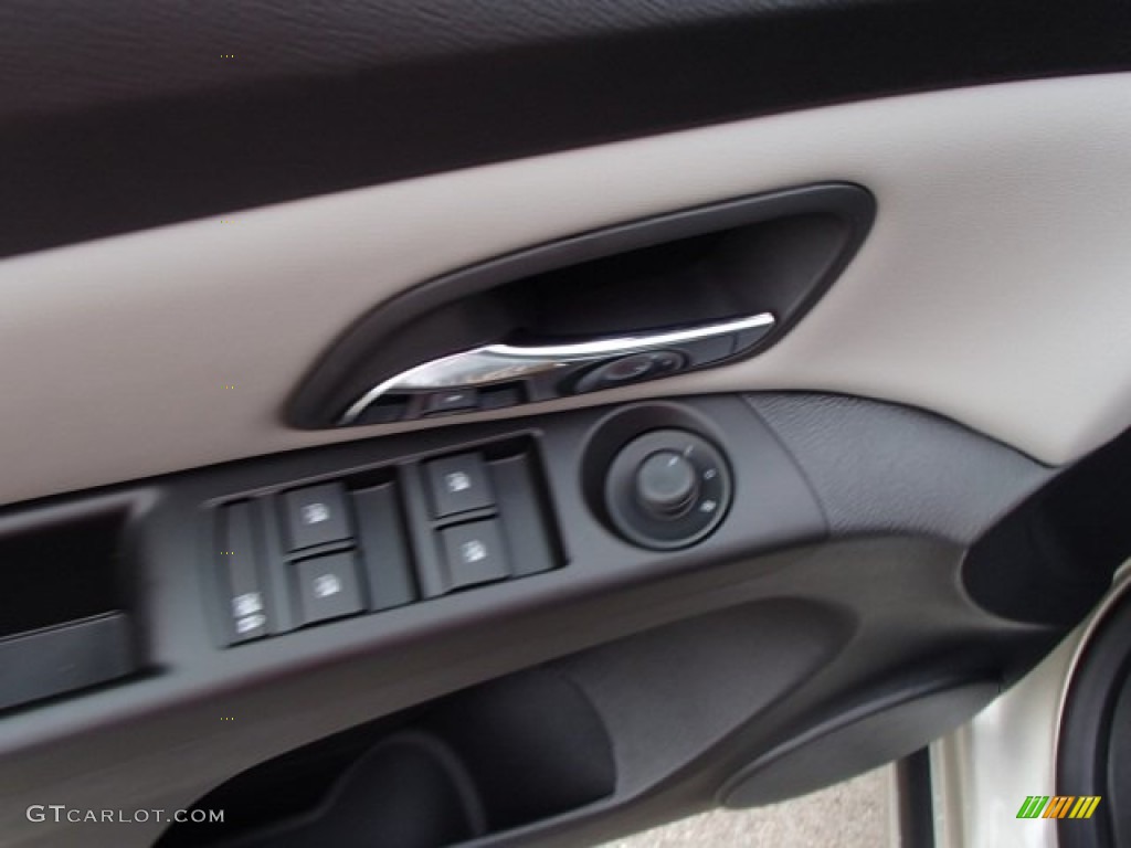 2014 Cruze LS - Champagne Silver Metallic / Jet Black/Medium Titanium photo #15