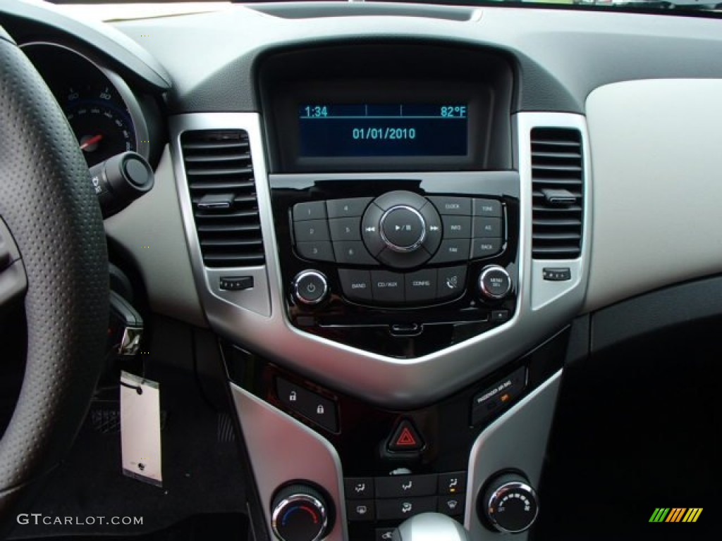 2014 Cruze LS - Champagne Silver Metallic / Jet Black/Medium Titanium photo #16