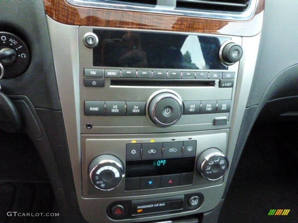 2010 Chevrolet Malibu LTZ Sedan Controls Photo #84405179