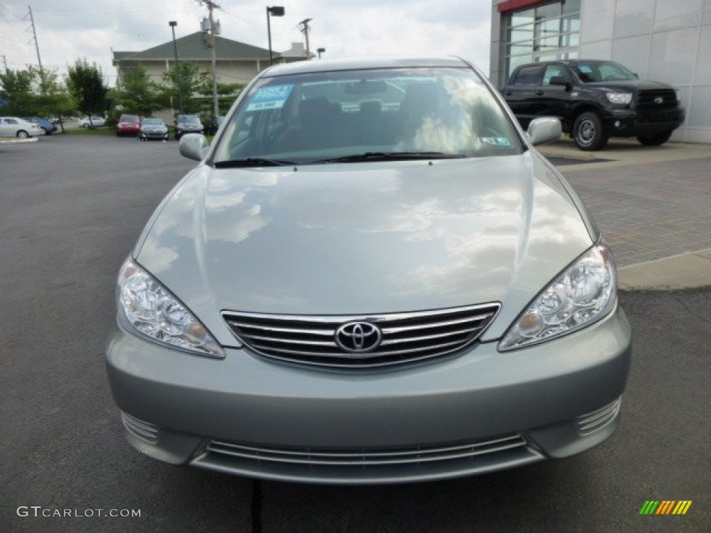 2005 Camry LE - Mineral Green Opalescent / Taupe photo #2