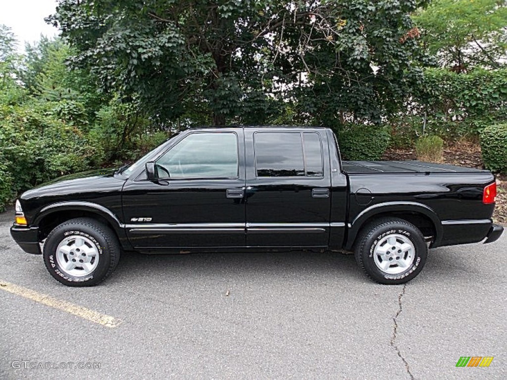 2003 S10 LS Crew Cab 4x4 - Black Onyx / Graphite photo #2