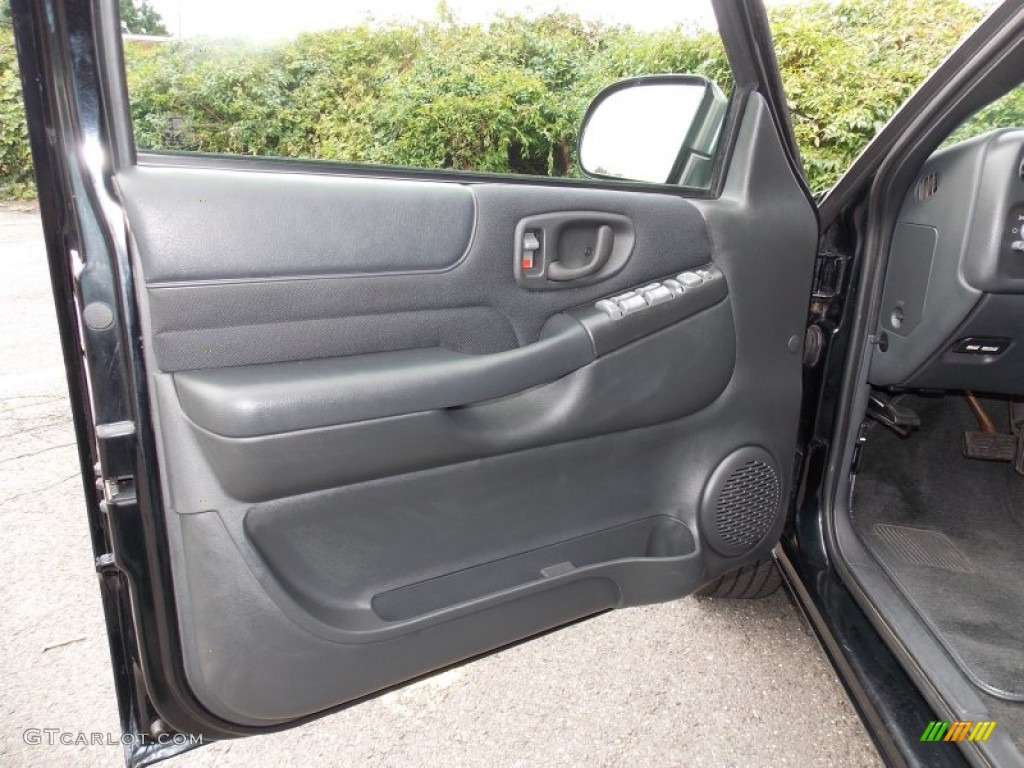 2003 S10 LS Crew Cab 4x4 - Black Onyx / Graphite photo #9