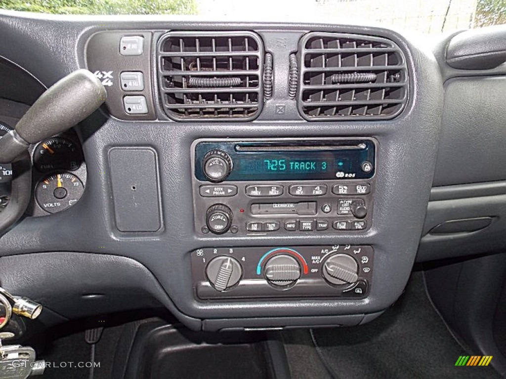 2003 Chevrolet S10 LS Crew Cab 4x4 Controls Photo #84437681