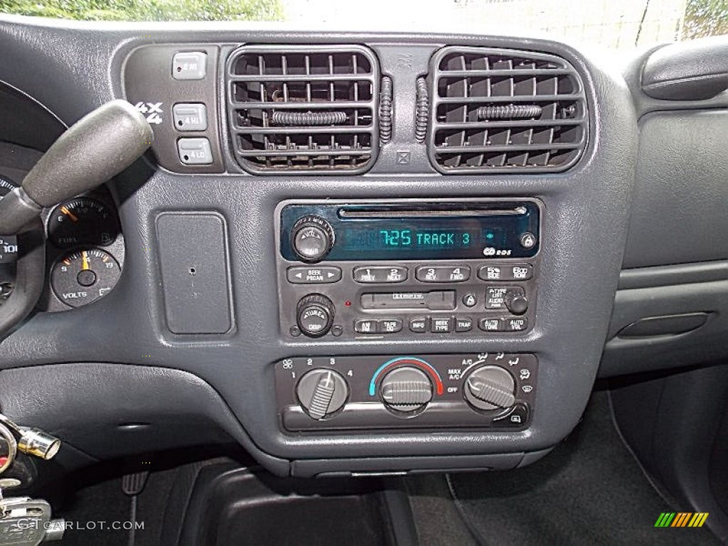 2003 S10 LS Crew Cab 4x4 - Black Onyx / Graphite photo #27