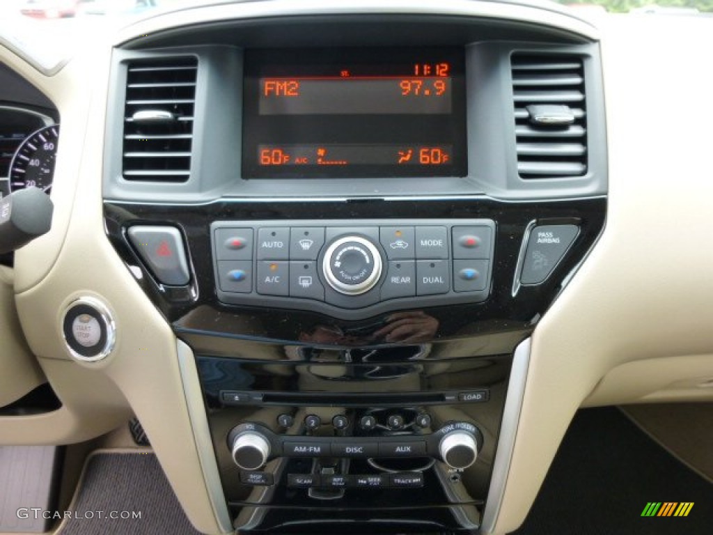 2014 Nissan Pathfinder S AWD Controls Photos