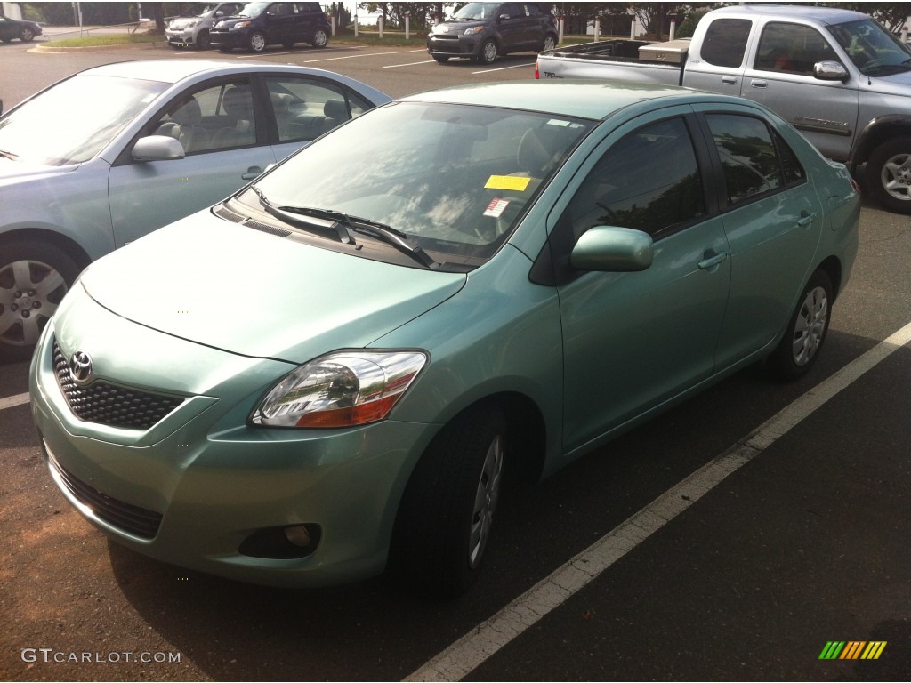 2010 Yaris Sedan - Jade Sea Metallic / Bisque photo #20