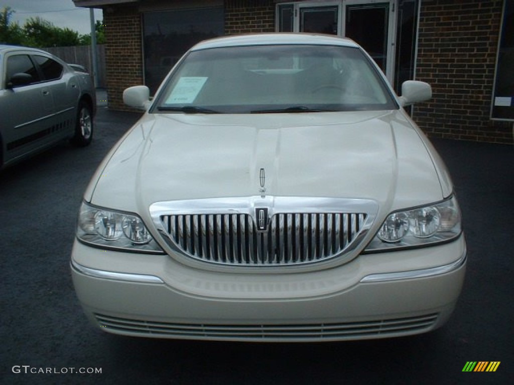 2004 Town Car Ultimate - Ceramic White Tri-Coat / Light Parchment photo #2