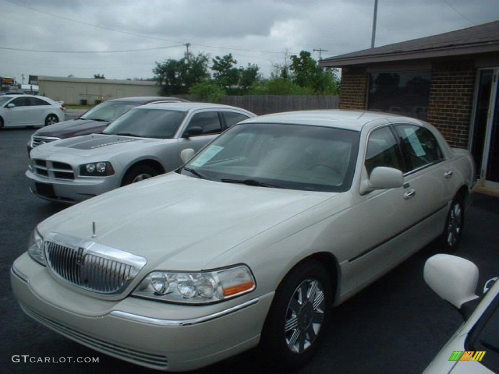 2004 Town Car Ultimate - Ceramic White Tri-Coat / Light Parchment photo #3