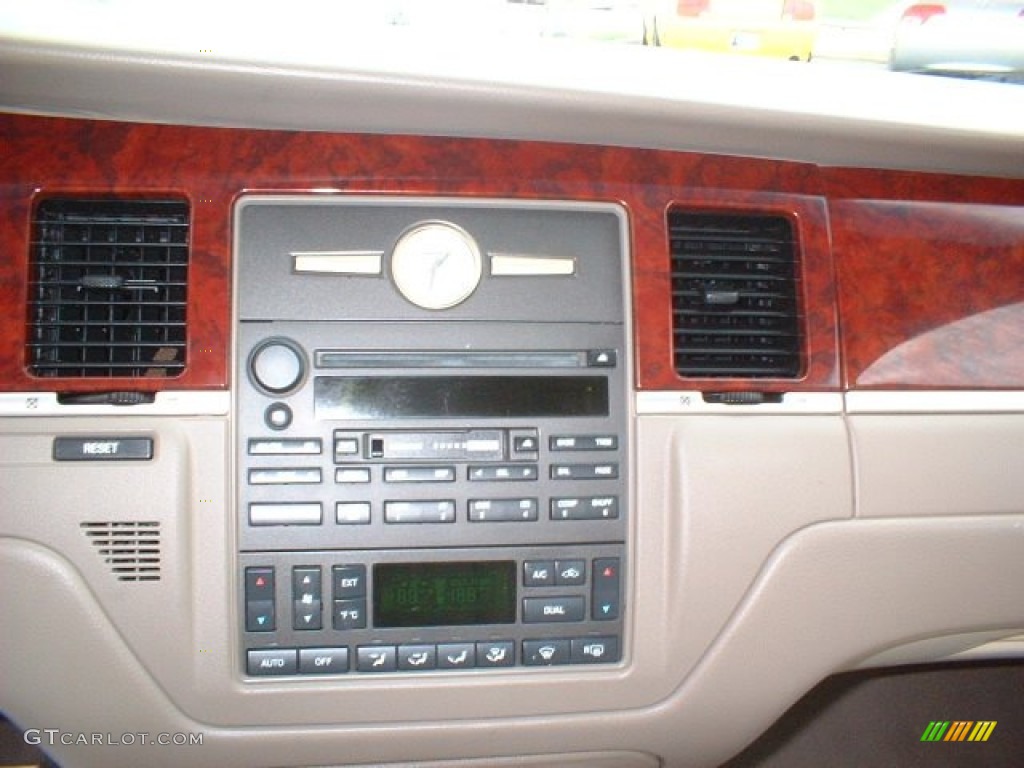 2004 Town Car Ultimate - Ceramic White Tri-Coat / Light Parchment photo #13