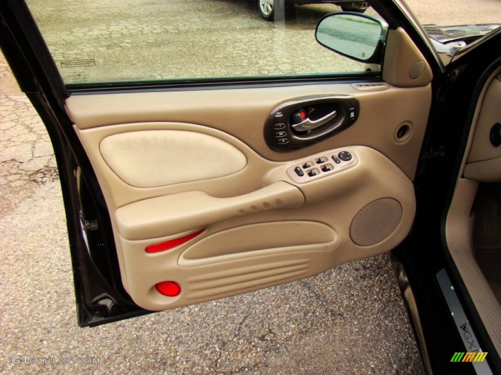 2005 Pontiac Bonneville GXP Door Panel Photos