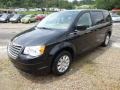 2009 Brilliant Black Crystal Pearl Chrysler Town & Country LX  photo #3