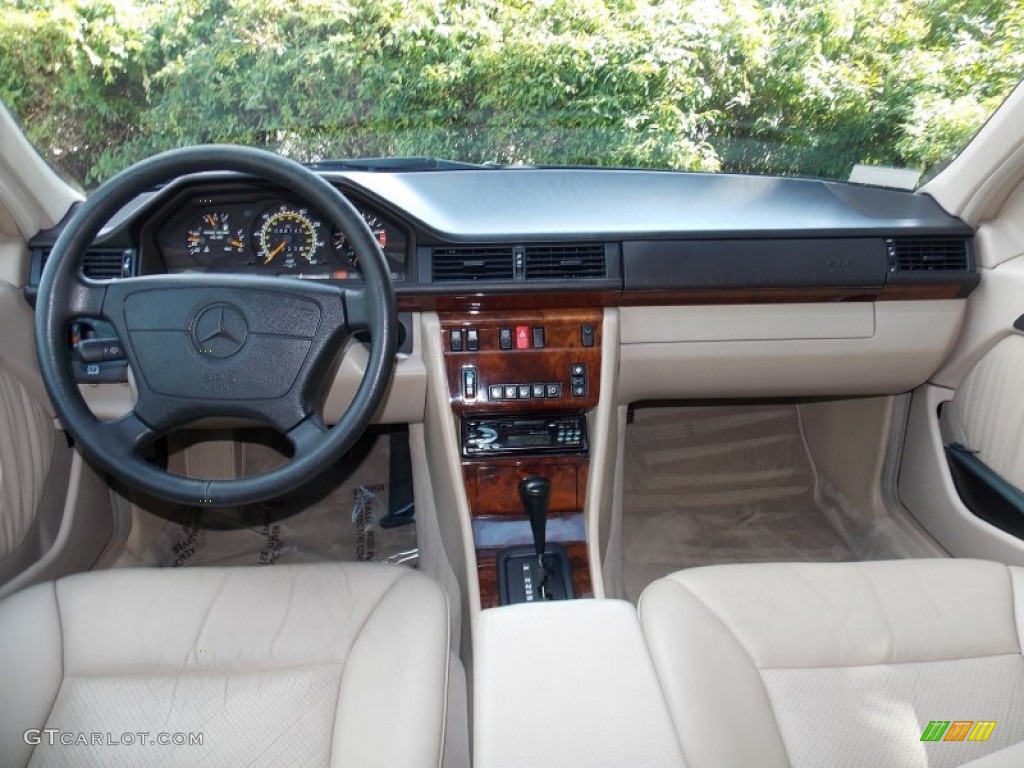 1995 Mercedes-Benz E 420 Sedan Parchment Dashboard Photo #84459941
