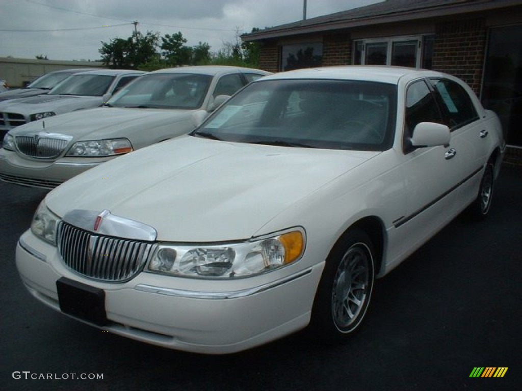 2002 Town Car Signature - White Pearlescent Metallic / Deep Charcoal photo #1