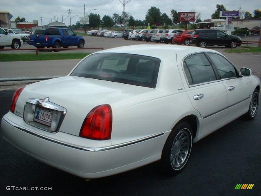 2002 Town Car Signature - White Pearlescent Metallic / Deep Charcoal photo #4