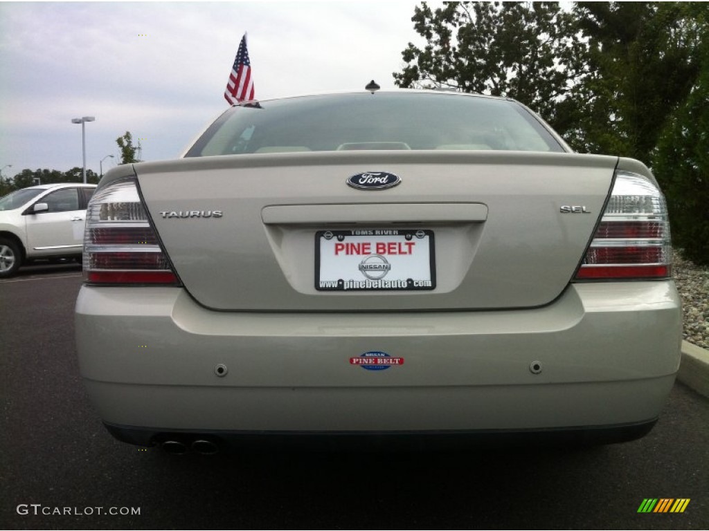 2008 Taurus SEL - Dune Pearl Metallic / Camel photo #6