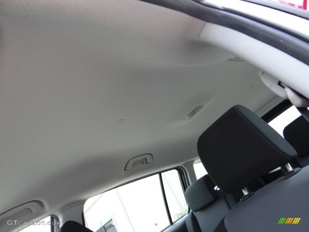 2006 MAZDA5 Sport - Whitewater Pearl / Black photo #37