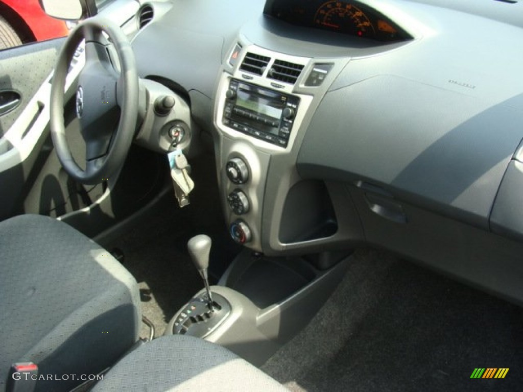 2010 Yaris 5 Door Liftback - Blazing Blue Pearl / Dark Charcoal photo #21