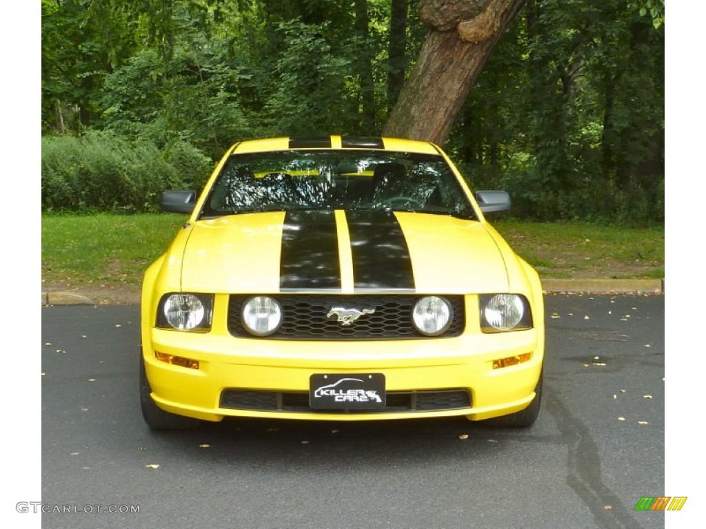 2006 Mustang GT Deluxe Coupe - Screaming Yellow / Light Graphite photo #2