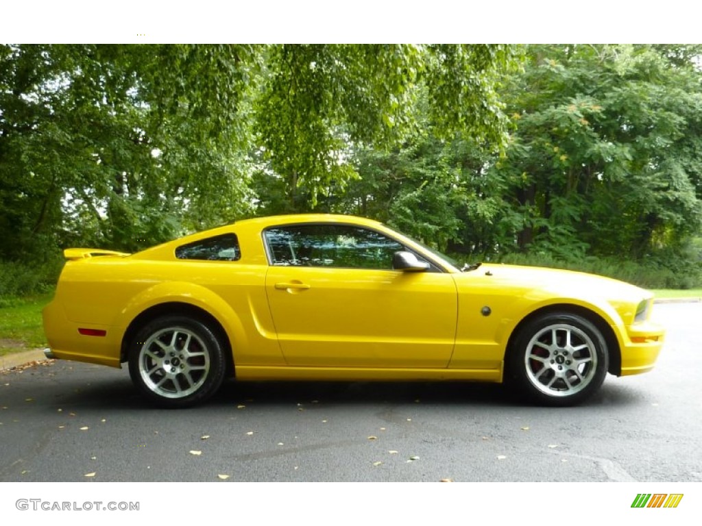 2006 Mustang GT Deluxe Coupe - Screaming Yellow / Light Graphite photo #10