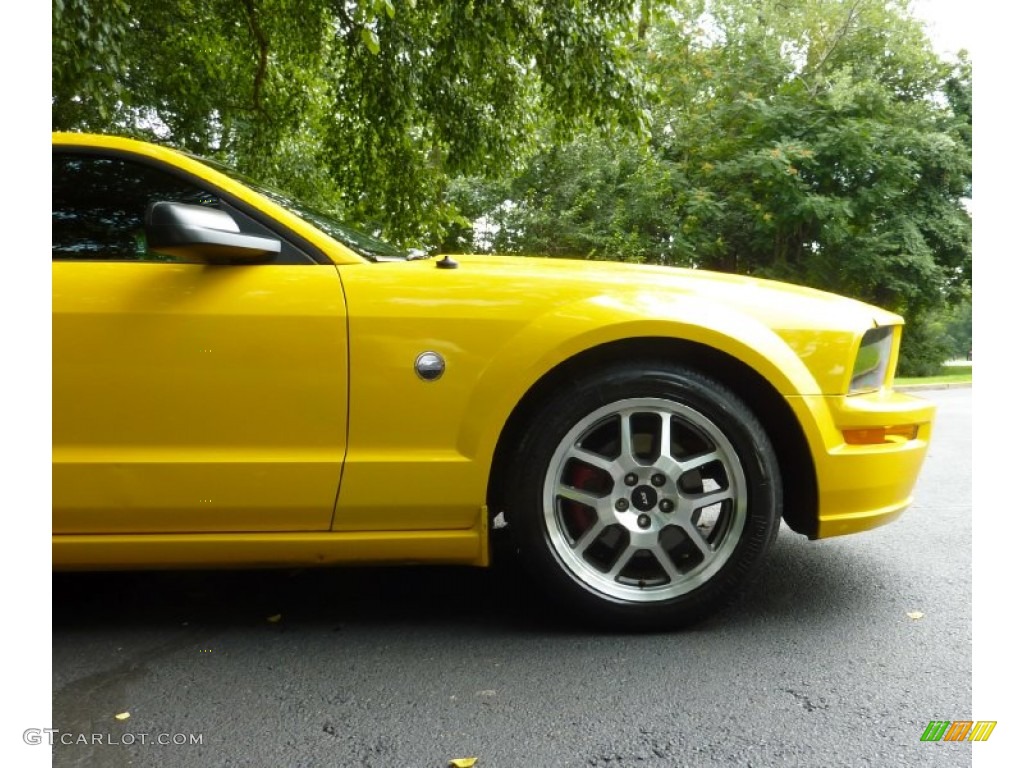 2006 Mustang GT Deluxe Coupe - Screaming Yellow / Light Graphite photo #28