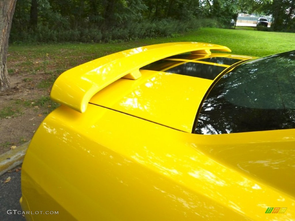 2006 Mustang GT Deluxe Coupe - Screaming Yellow / Light Graphite photo #30