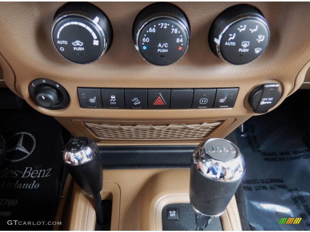 2011 Jeep Wrangler Unlimited Sahara 4x4 Controls Photo #84505020