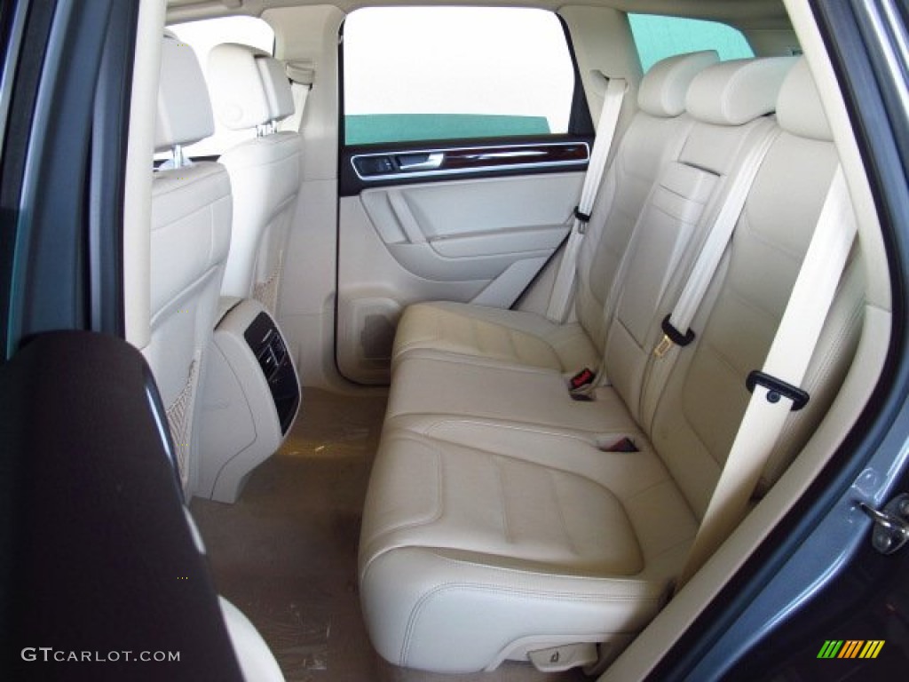 2014 Volkswagen Touareg V6 Lux 4Motion Rear Seat Photos