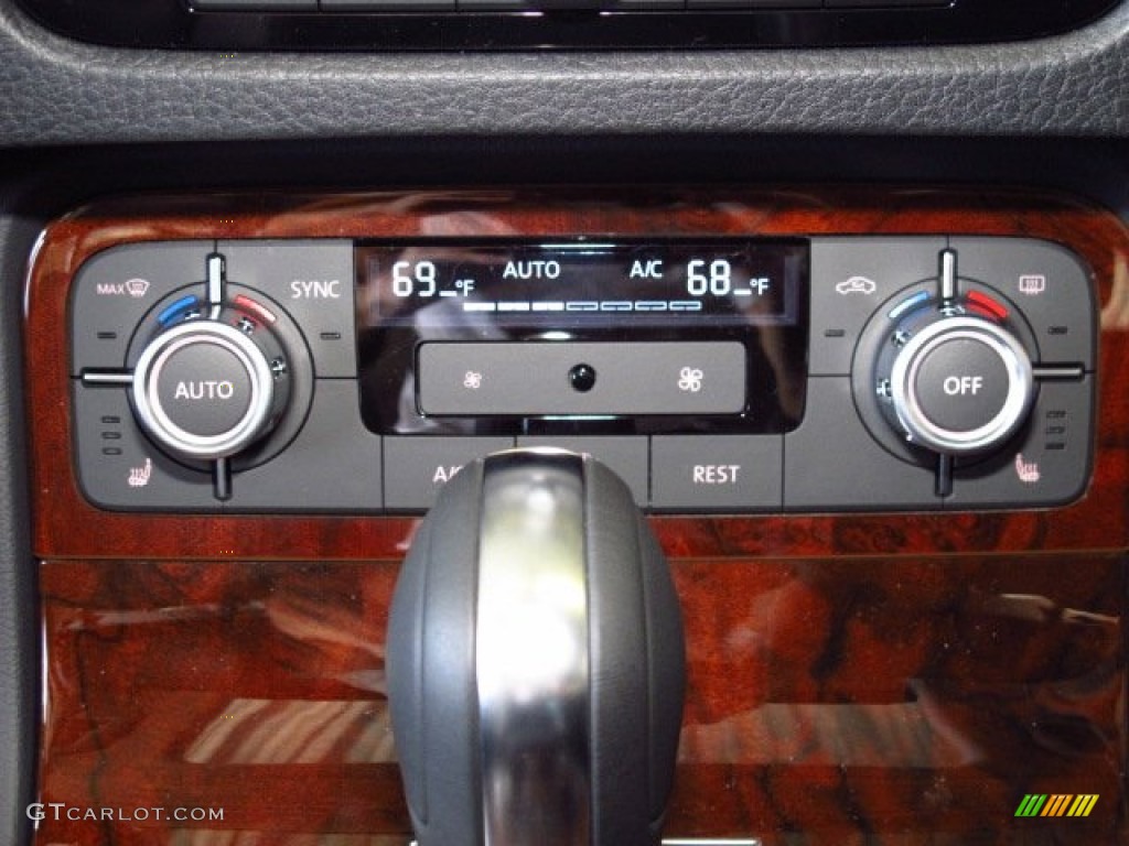 2014 Volkswagen Touareg TDI Lux 4Motion Controls Photo #84559759